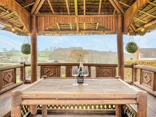 5 bedroom accommodation in Drybrook