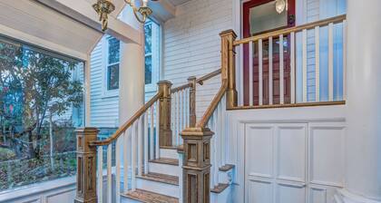 Spacious 1-Bedroom King Bed Suite w/ Deck (Suite 3)