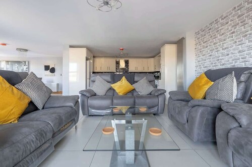 4-Bed Workers Stay Near Belfast w/ Parking & Bar