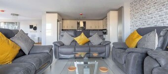 4-Bed Workers Stay Near Belfast w/ Parking & Bar