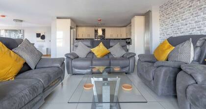 4-Bed Workers Stay Near Belfast w/ Parking & Bar