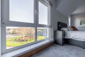 4 多间卧室、熨斗/熨衣板、WiFi、床单