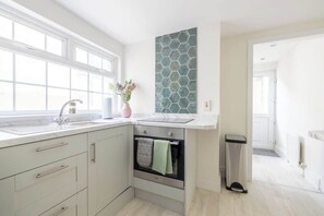 Frigorífico, microondas, horno y lavavajillas