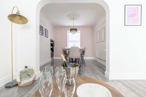 Modern 3BR House - 6 Guests,Central,Stylish,WIFI