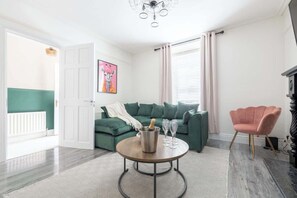 Una televisión, una chimenea