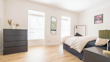 3 bedrooms, iron/ironing board, WiFi, bed sheets