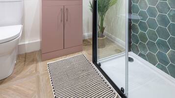 Hair dryer, towels, shampoo, toilet paper