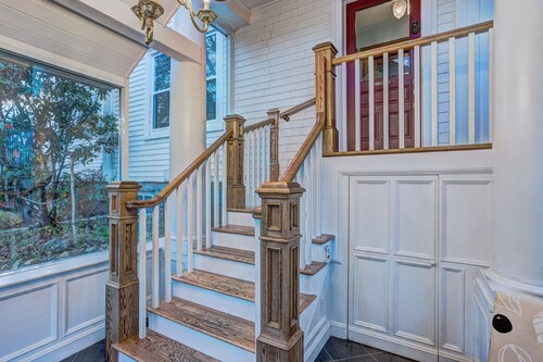 Romantic Getaway w/ King Bed in Historic Lunenburg (Suite 4)