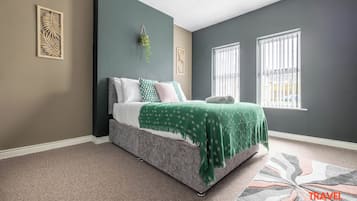 3 bedrooms, iron/ironing board, travel cot, Internet
