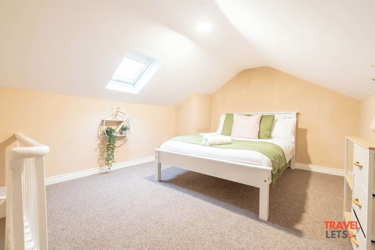 3 bedrooms, iron/ironing board, travel cot, free WiFi