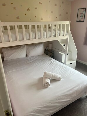 2 多间卧室、熨斗/熨衣板、免费 WiFi、床单