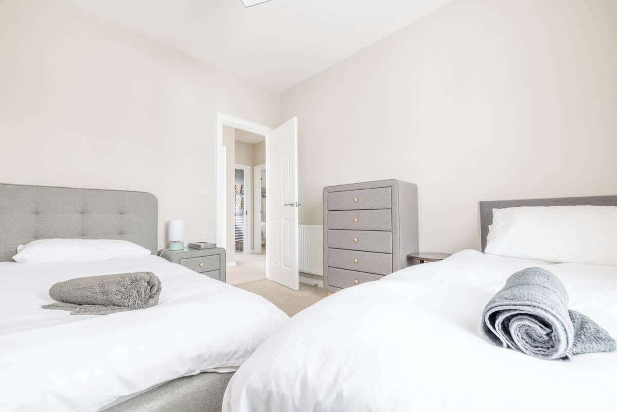 4 bedrooms, iron/ironing board, free WiFi, bed sheets