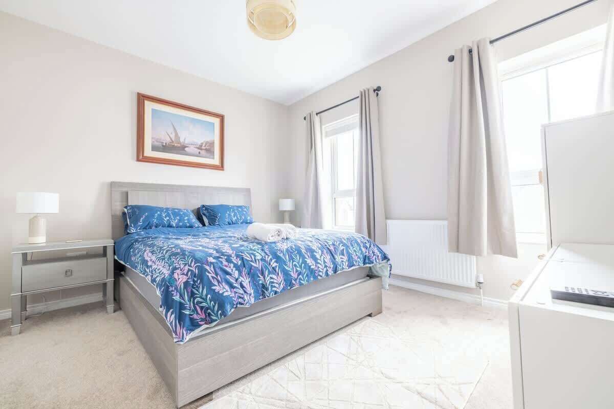 4 bedrooms, iron/ironing board, free WiFi, bed sheets