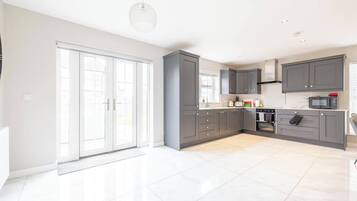 Kühlschrank, Mikrowelle, Ofen, Geschirrspüler