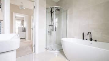 Ducha, secador de pelo, shampoo