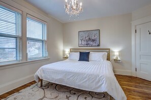 1 bedroom, iron/ironing board, WiFi, bed sheets - Executive 1-Bedroom King Bed Suite in Lunenburg (Suite 5) (Lunenburg)