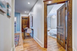 1 slaapkamer, een strijkplank/strijkijzer, wifi, beddengoed