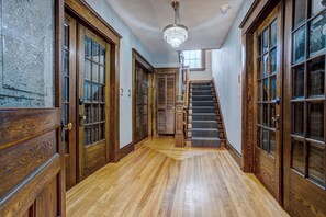 Interior - Executive 1-Bedroom King Bed Suite in Lunenburg (Suite 5) (Lunenburg)