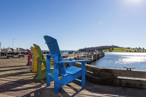 Executive 1-Bedroom King Bed Suite in Lunenburg (Suite 5)