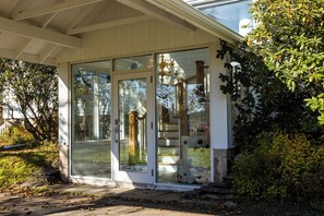 Exterior detail - Executive 1-Bedroom King Bed Suite in Lunenburg (Suite 5) (Lunenburg)