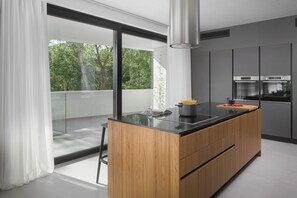 Geladeira, micro-ondas, fogão, cooktop