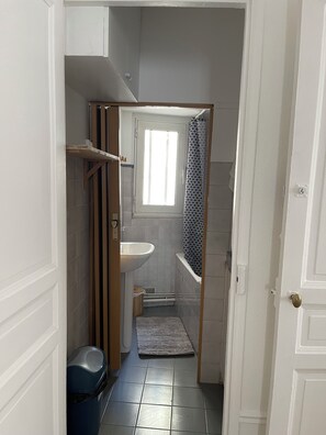 Haartrockner, Handtücher, Toilettenpapier