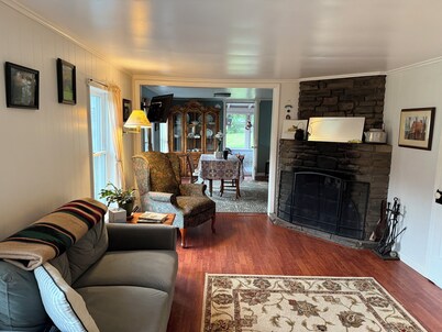 Charming Historic 4 Bdrm Farmhouse AC secluded, centrally located, fishing pond