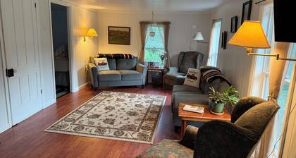 Charming Historic 4 Bdrm Farmhouse AC secluded, centrally located, fishing pond