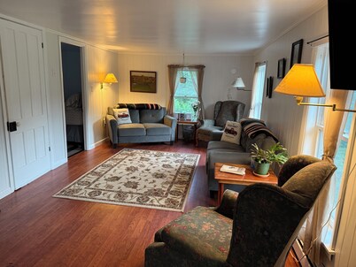 Charming Historic 4 Bdrm Farmhouse AC secluded, centrally located, fishing pond