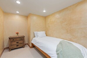 5 bedrooms, iron/ironing board, free WiFi, bed sheets