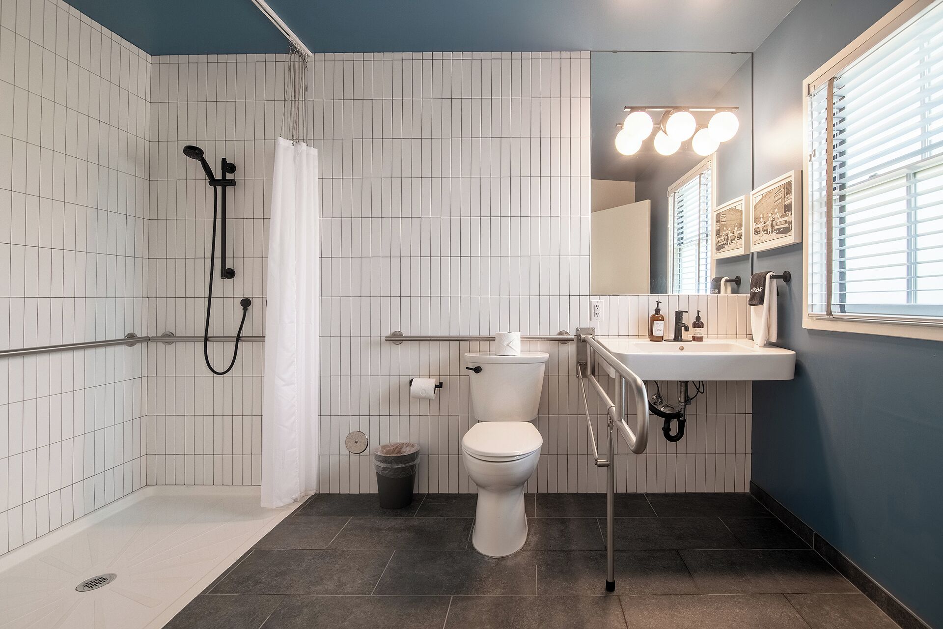 Un baño con ducha, inodoro y lavamanos.