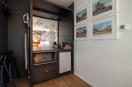Comfort tweepersoonskamer, uitzicht op binnenplaats | Een kluis op de kamer, geluiddichte muren, gratis wifi. Talbot Commons Hotel