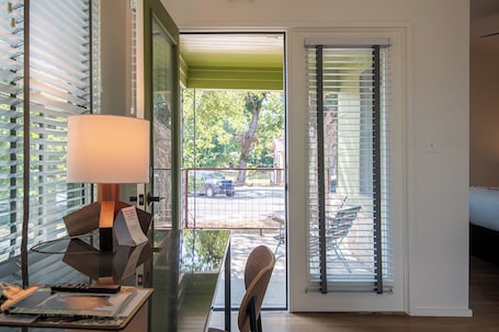 Superior studio suite, uitzicht op binnenplaats | Een kluis op de kamer, geluiddichte muren, gratis wifi. Talbot Commons Hotel