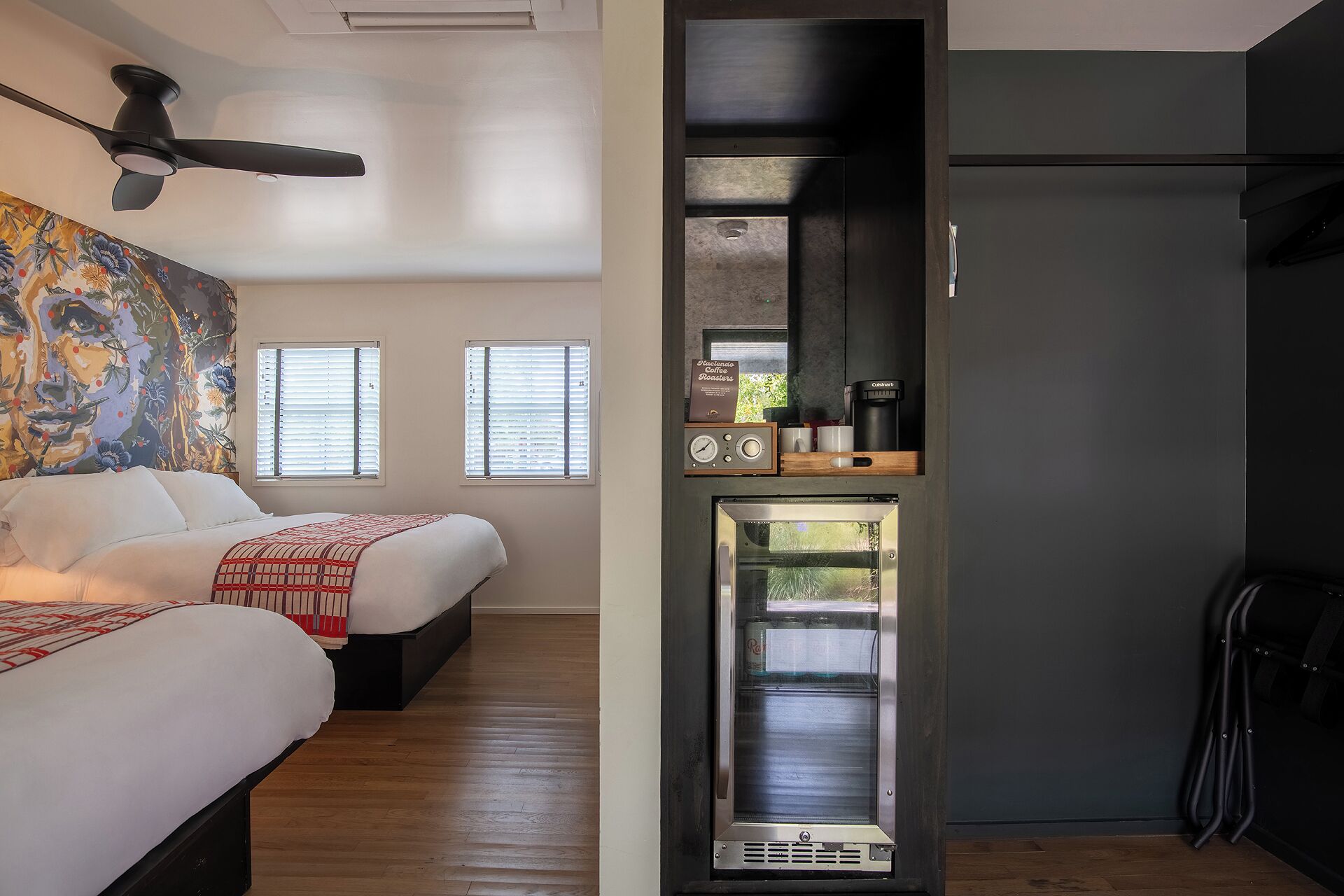 Classic-Vierbettzimmer, Blick auf den Innenhof | Zimmersafe, schallisolierte Zimmer, kostenloses WLAN