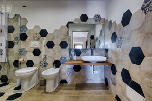 Haartrockner, Handtücher, Seife, Toilettenpapier