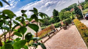 A paved pathway with potted plants and a fence in the background. - La Cantina Rent Rooms (Santa Maria-San Grato)