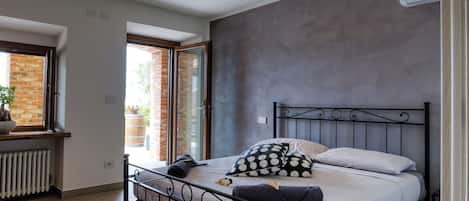 8 bedrooms, WiFi, bed sheets