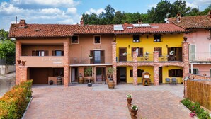 A two-story building with a ground-level rental room and a second-floor balcony. - La Cantina Rent Rooms (Santa Maria-San Grato)