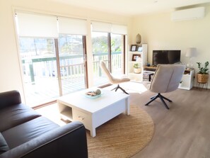 Smart TV, DVD player, video library - Malua Bay Coast House - Ocean Views - Short Stroll to Beach (Malua Bay)