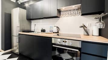Fridge, oven, stovetop
