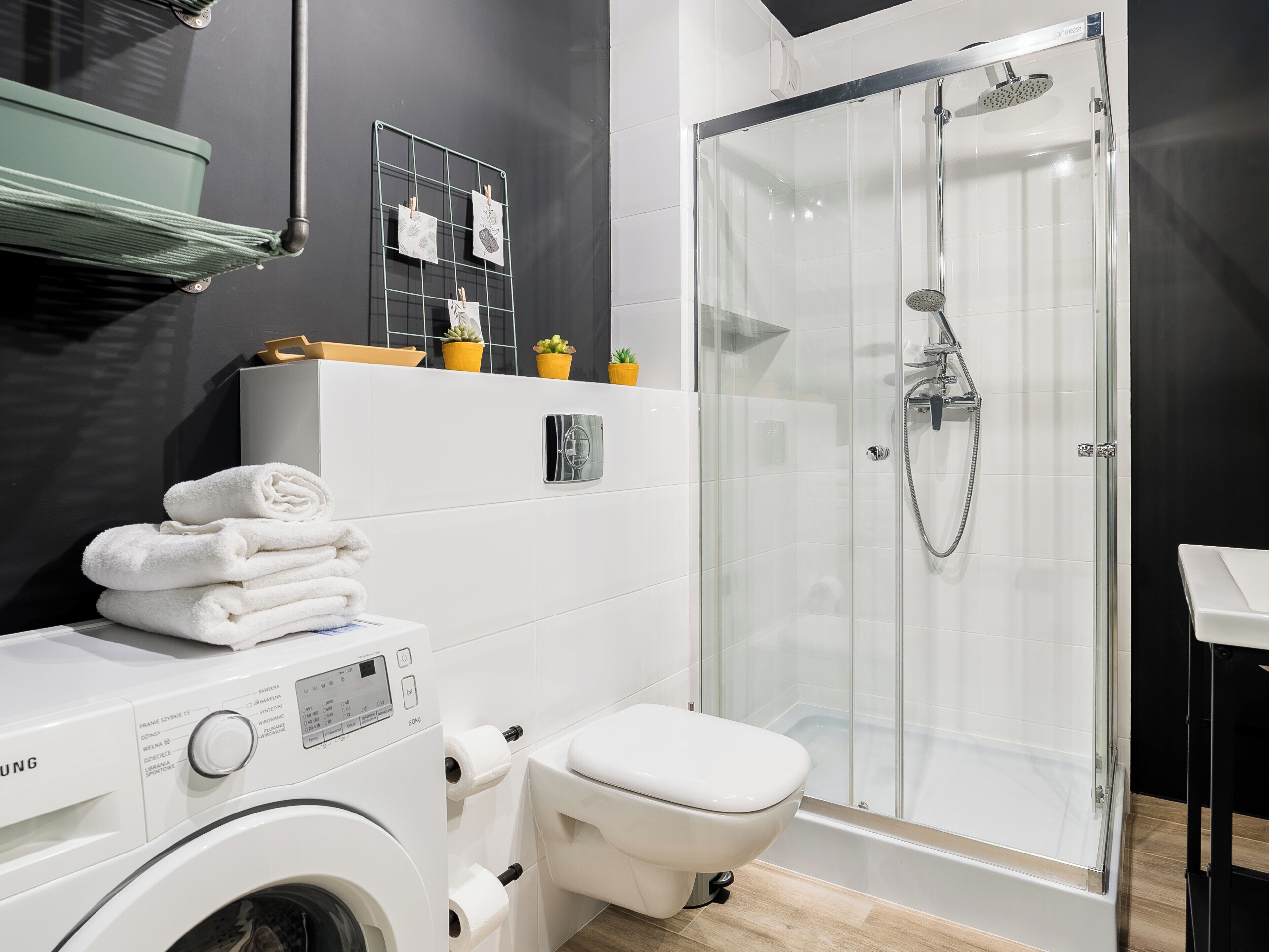 Douche, articles de toilette gratuits, sèche-cheveux