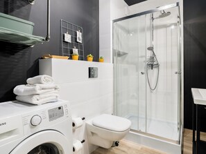 Shower, hair dryer, towels, soap - Strzelecka Old Town Studio (Poznan)