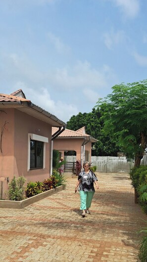 Property grounds - Luxurious 3-bedroom building in charming Comé with AC.
Family-friendly. (Comé)