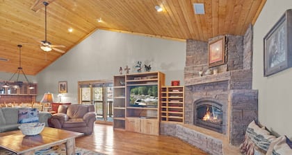 "Honey Haven on Main" Luxury Loft-Sleeps 8-In Town-Pet Friendly