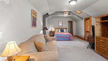 3 bedrooms, desk, iron/ironing board, free WiFi