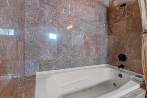 Shower, jetted bath, hair dryer, towels
