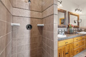 Shower, jetted bath, hair dryer, towels