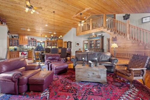 "Honey Haven Mountainside" Luxury Loft-Sleeps 6-In Town-Pet Friendly