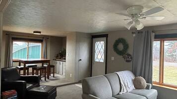 Smart TV, lareira, mesa de pingue-pongue, livros