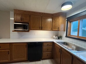 Jääkaappi, mikroaaltouuni, uuni, liesi